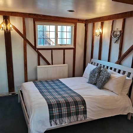 Вилла Retreats At Stansted Manor Грейт-Холлингбери Номер фото